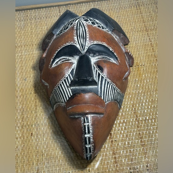 Vintage African hand carved and hand painted mask in great condition - Picture 1 of 8